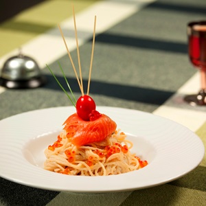 Spaghetti ρυζιού με cream fresh, καπνιστό σολωμό και κόκκινο χαβιάρι beluga